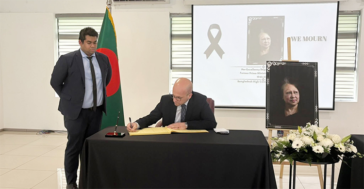 কুয়ালালামপুরে বাংলাদেশ হাইকমিশনে শোকবইয়ে স্বাক্ষর কূটনীতিকদের